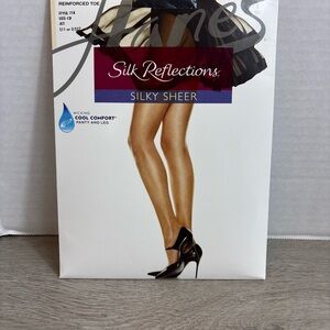 Hanes Silk Reflections Silky Sheer Pantyhose